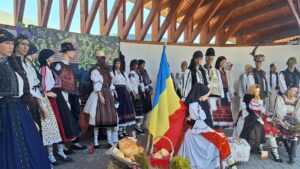 O zi de sărbătoare în satul românesc, reconstituită prin costume populare | FOTO