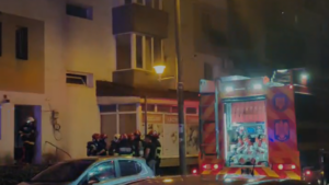 50 de persoane evacuate, patru victime transportate la spital, în urma unui incendiu
