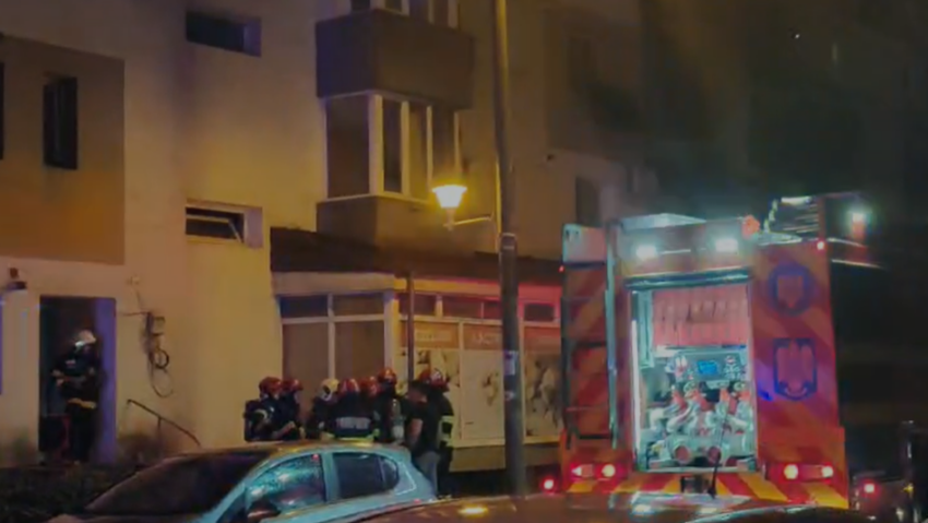 50 de persoane evacuate, patru victime transportate la spital, în urma unui incendiu