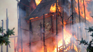 18 ani de la MARELE INCENDIU – Biserica cu turnul care a atins cerul și a învins focul