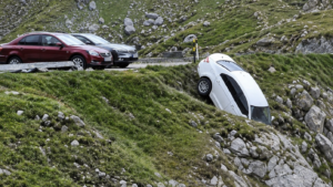 Mașină căzută într-o râpă pe Transfăgărășan după ce a fost lăsată nesupravegheată