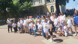 Peste 200 de copii au transformat Bistrița în capitala bucuriei și a egalității