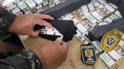 Țigări ascunse într-o roată de rezervă descoperite cu ajutorul unui scaner cu raze X