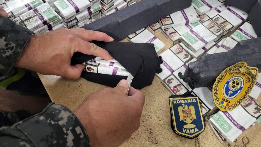 Țigări ascunse într-o roată de rezervă descoperite cu ajutorul unui scaner cu raze X