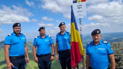 Drapelul României, pe cel mai înalt vârf al Rodnei