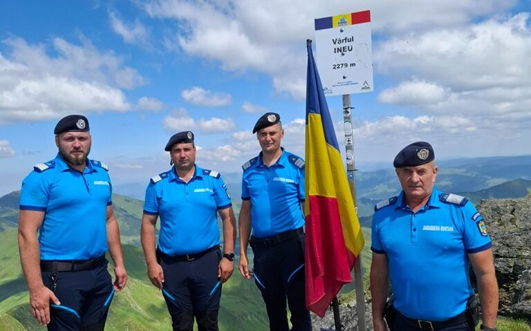 Drapelul României, pe cel mai înalt vârf al Rodnei