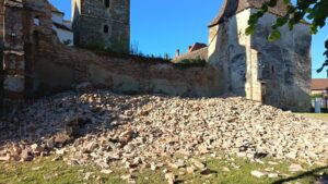 Zid prăbușit la biserica fortificată din Moșna | FOTO