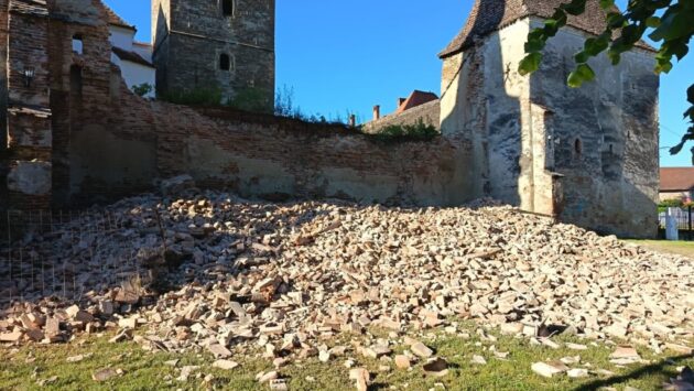 Zid prăbușit la biserica fortificată din Moșna | FOTO