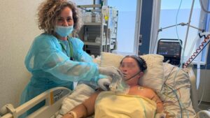 O tânără cu meningită fulminantă a fost salvată de medici