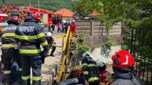 Mașină căzută în râul Săsar, la Baia Sprie. Două persoane au fost rănite