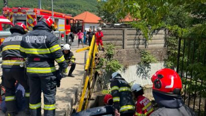 Mașină căzută în râul Săsar, la Baia Sprie. Două persoane au fost rănite