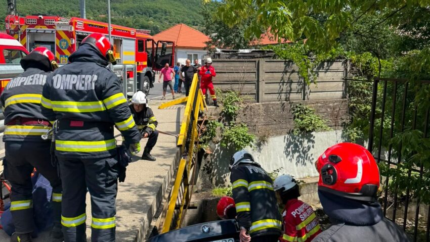 Mașină căzută în râul Săsar, la Baia Sprie. Două persoane au fost rănite