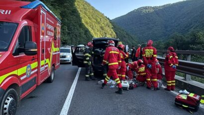 Un om a murit după ce o bucată de stâncă s-a desprins și a căzut pe autoturism