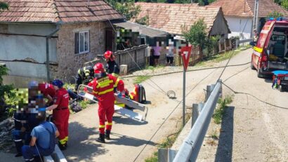 Intervenție de urgență: patru persoane rănite după ce un autoturism a lovit un stâlp!