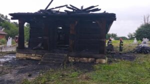 Biserică de 300 de ani, distrusă de incendiu