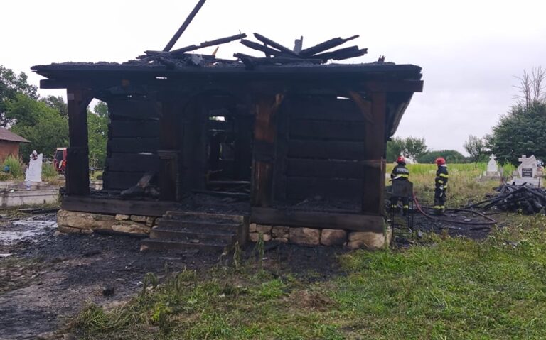 Biserică de 300 de ani, distrusă de incendiu