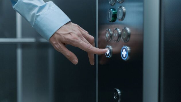 Incluziv: „Lift pentru viaţă”: o lege necesară, dar cu numeroase neclarități