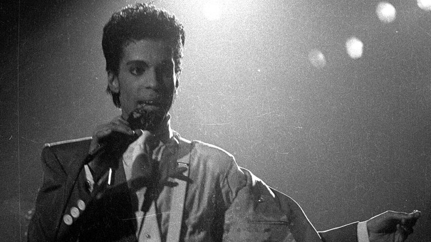Zece piese inedite ale lui Prince vor fi lansate la 10 ani de la dispariția artistului