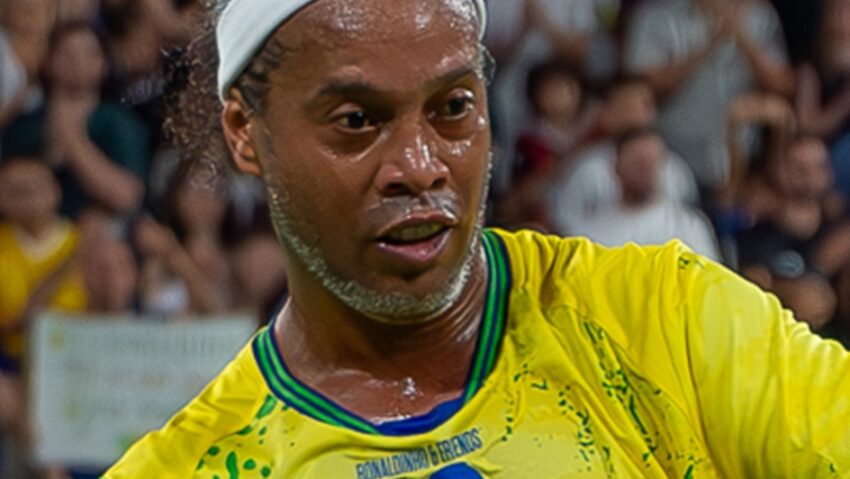 Ronaldinho se întoarce pe teren