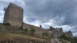 Trascău, contrastul absolut: prin peșteră, grotă și castel spre satul alb