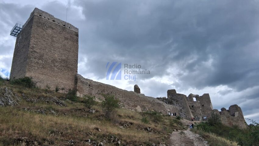 Trascău, contrastul absolut: prin peșteră, grotă și castel spre satul alb