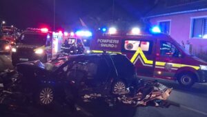 Accident grav: o femeie a fost descarcerată și transportată la spital, în cod roșu medical