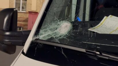 O ambulanţă aflată în misiune a fost atacată cu pietre, bâte şi topoare