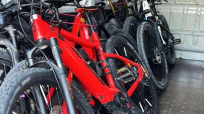 Opt biciclete electrice fără acte, găsite într-o autoutilitară oprită de vameși