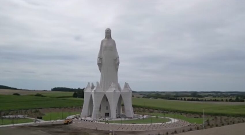 Este cea mai înaltă statuie a Fecioarei Maria din Europa
