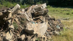 Deșeuri din construcții aruncate în lac!