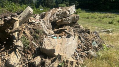 Deșeuri din construcții aruncate în lac!
