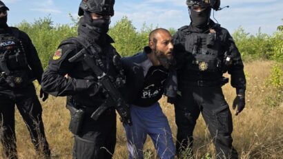 Deținutul evadat a fost prins pe un teren viran aproape de Baia Mare