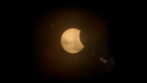 Cum se vor vedea la Cluj eclipsa parțială de Soare și Perseidele?
