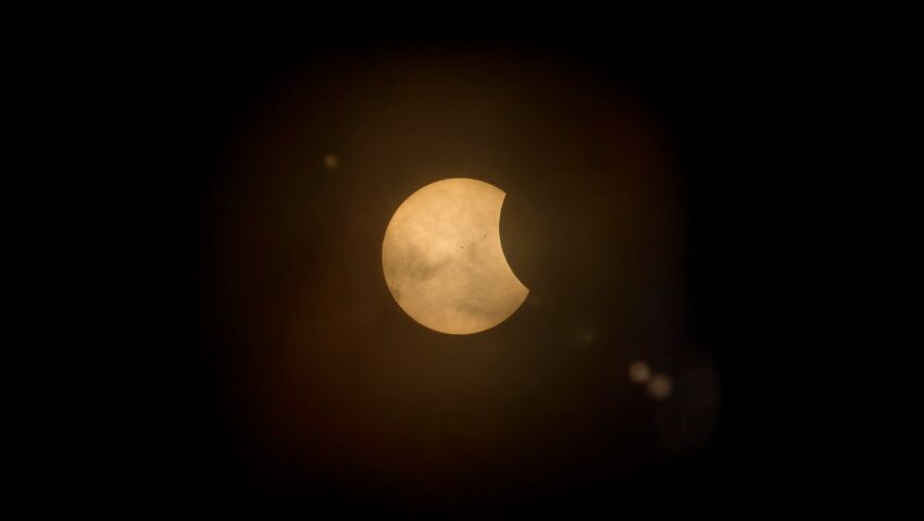 Cum se vor vedea la Cluj eclipsa parțială de Soare și Perseidele?
