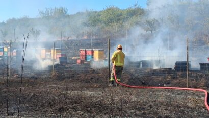 14 incendii, în doar 24 de ore. Peste 30 de hectare de vegetație și pădure au fost cuprinse de flăcări