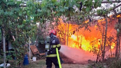 Incendiu puternic la o casă, provocat de o lumânare lăsată nesupravegheată