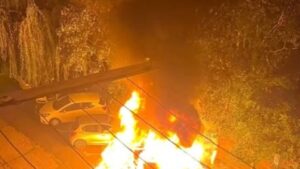 Incendiu puternic într-o parcare: 4 mașini au fost afectate, 2 au ars aproape complet!