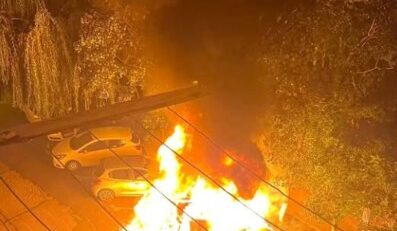 Incendiu puternic într-o parcare: 4 mașini au fost afectate, 2 au ars aproape complet!