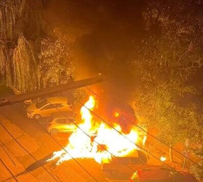 Incendiu puternic într-o parcare: 4 mașini au fost afectate, 2 au ars aproape complet!