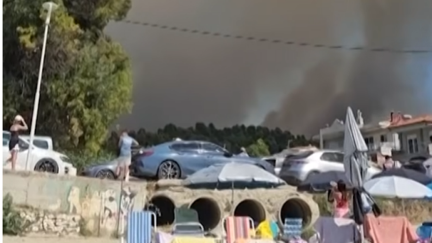 Incendiu de proporții în Halkidiki. Turiști evacuați de pe plajă