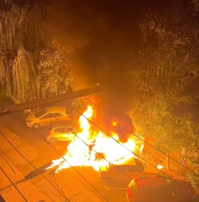 Incendiu puternic într-o parcare: 4 mașini au fost afectate, 2 au ars aproape complet!