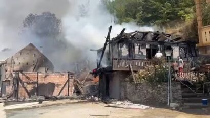 Mai multe chilii, cuprinse de flăcări la Mănăstirea Cășiel