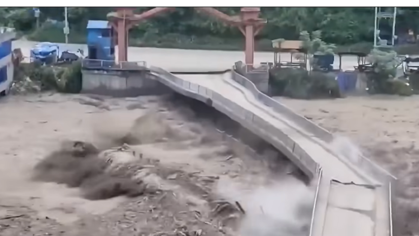 Sute de turiști sunt dați dispăruți după inundațiile devastatoare din Nepal