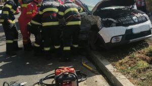 O femeie a fost descarcerată de pompieri și două persoane au ajuns la spital