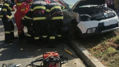 O femeie a fost descarcerată de pompieri și două persoane au ajuns la spital