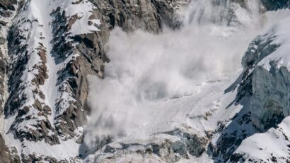 Tragedie pe Manaslu: doi alpiniști au murit într-o avalanșă