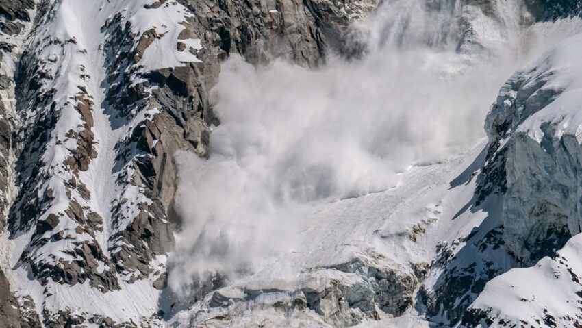 Tragedie pe Manaslu: doi alpiniști au murit într-o avalanșă