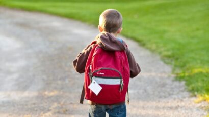 Un ghiozdan complet echipat costă 300 de lei: World Vision strânge donații pentru copiii vulnerabili