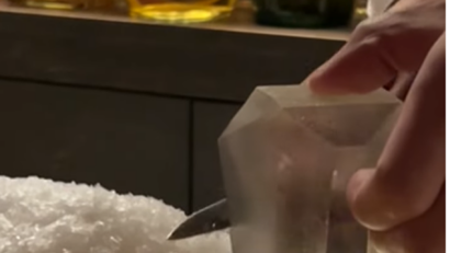 Cum se transformă gheața într-o „bijuterie” pentru cocktailuri
