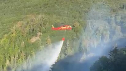 Se intervine cu elicopetrul pentru stingerea incendiului de vegetație din Vârful Țiganu